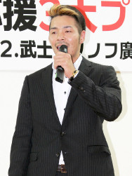 会見で挨拶を述べる廣虎選手=8日夜、市内飲食店
