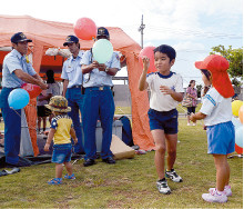 応急手当コーナーのテントで風船が配られ、子どもたちが楽しんだ=13日、真栄里公園