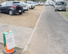 道路の違法駐車と北部国道事務所の警告=3日、名護市辺野古(写真は一部加工してあります)