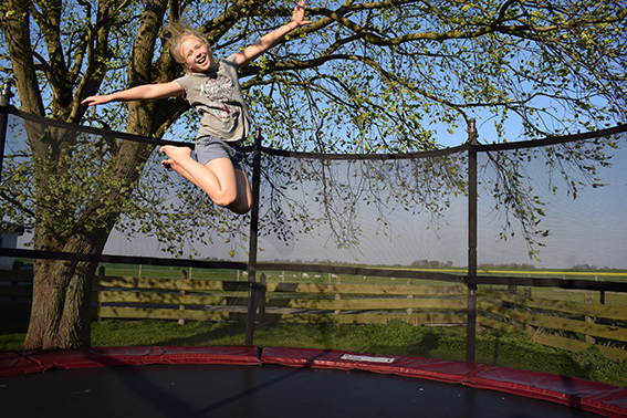 Trampolin springen auf dem Ferienhof Jacobs nahe St. Peter Ording