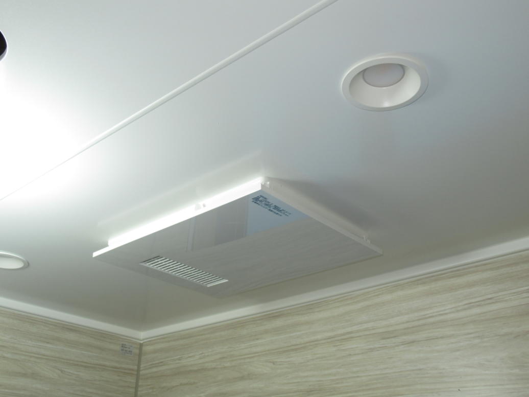 天井には浴室換気暖房乾燥機