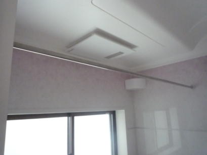 天井に洗濯物も干せる換気暖房換気扇