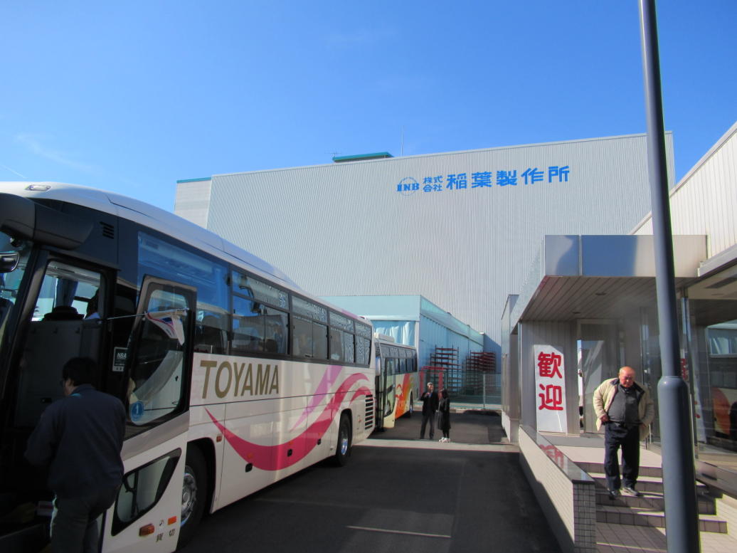 日本全国から大型バスでイナバ物置工場見学と講習会