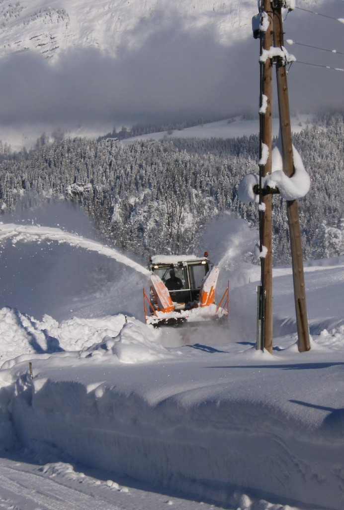 Biohof Haus Wieser, Abtenau im Schnee versunken, Schneefräse