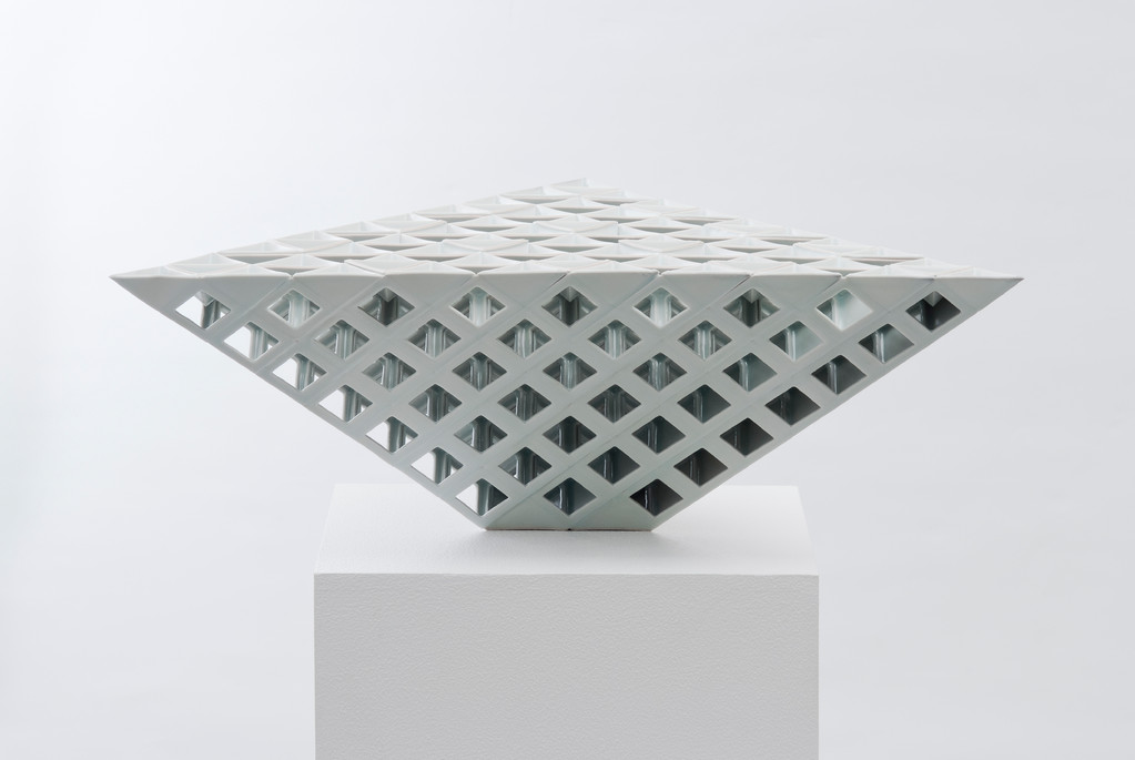 Lattice receptacle‐錐体のスクリーン 1, 2009, Porcelain, h.21×w.63×d.54㎝ 