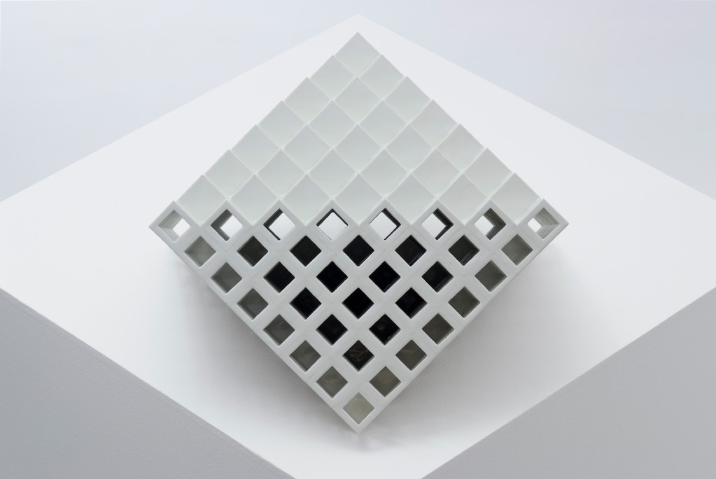 Lattice receptacle‐明暗の境界, 2007, Porcelain, h.26×w.50×d.57㎝ 