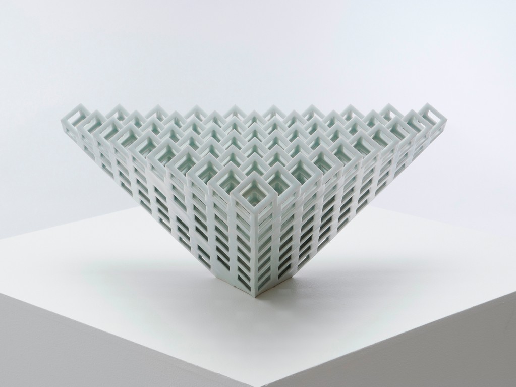 Lattice receptacle‐錐体のスクリーン 2 , 2009, Porcelain, h.25×w.63×d.56㎝ 