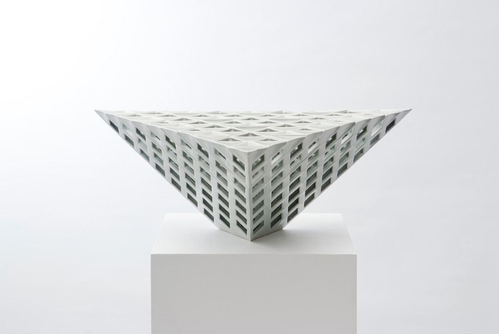 Lattice receptacle‐錐体のスクリーン 1, 2009, Porcelain, h.21×w.63×d.54㎝ 