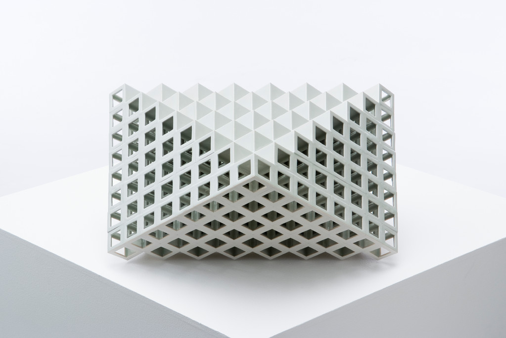 Lattice receptacle‐明暗の境界, 2007, Porcelain, h.26×w.50×d.57㎝ 