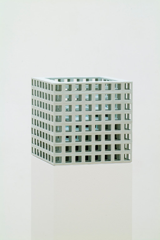 Lattice receptacle‐光の舞台, 2005, Porcelain, h.35×w.35×d.35㎝ 