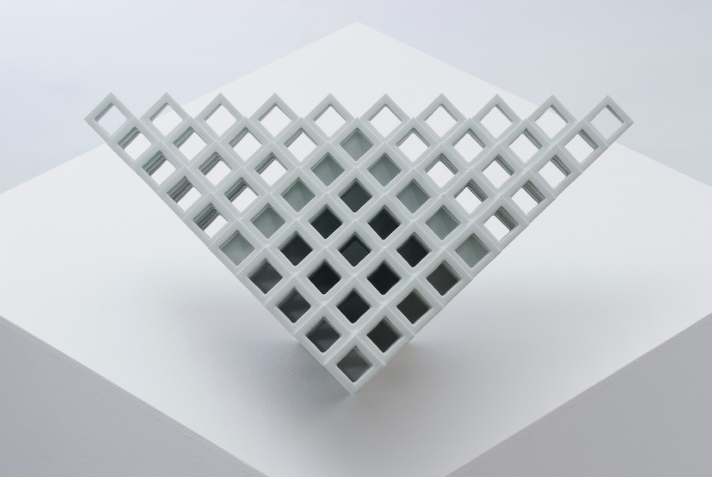 Lattice receptacle‐錐体のスクリーン 2 , 2009, Porcelain, h.25×w.63×d.56㎝ 