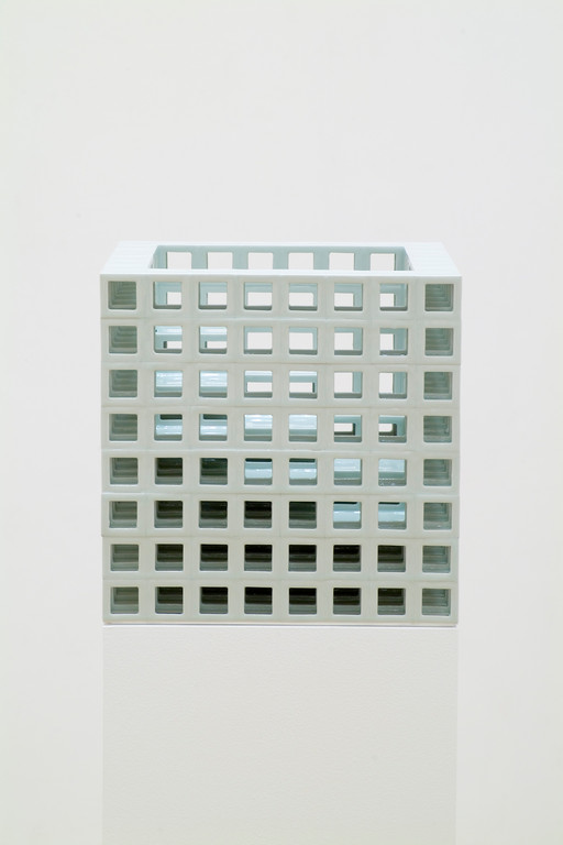 Lattice receptacle‐光の舞台, 2005, Porcelain, h.35×w.35×d.35㎝ 