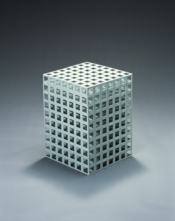 Lattice receptacle‐02（白銀比）,  2002, Porcelain, h.43.5×w.31×d.31cm 
