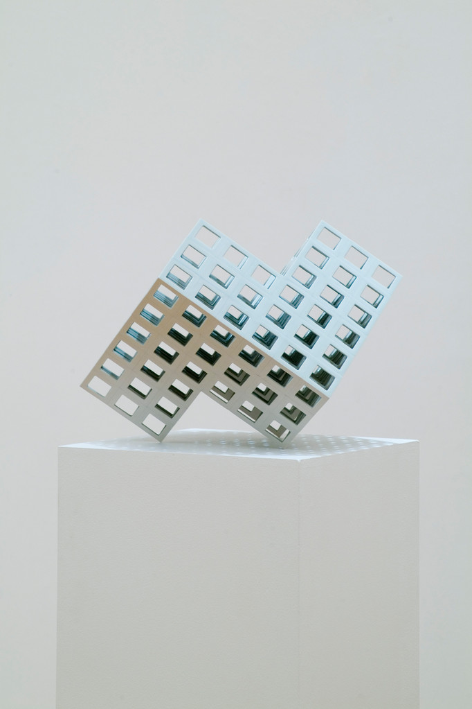 Lattice receptacle 06-1, 2006, Porcelain, h.30×w.37×d.47㎝ 
