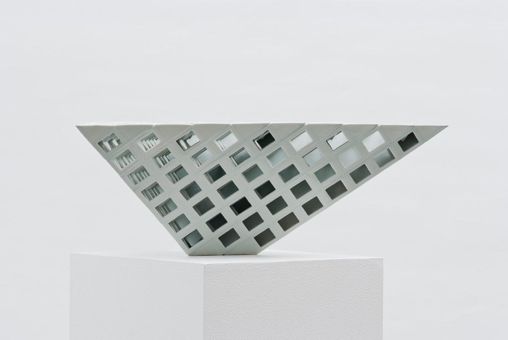 Lattice receptacle‐錐体のスクリーン 1, 2009, Porcelain, h.21×w.63×d.54㎝ 