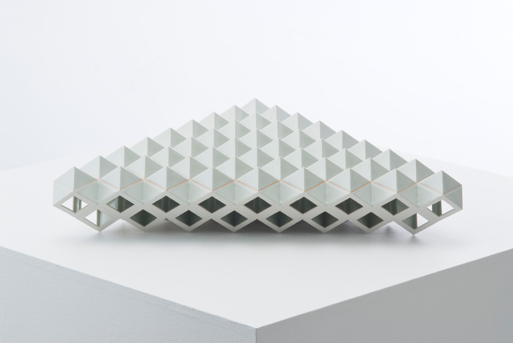 Lattice receptacle‐Shell, 2008, Porcelain, h.11×w.57×d.51㎝ 