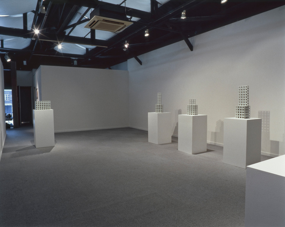 「亀井洋一郎展 磁土の幾何学」世界のタイル博物館 2003