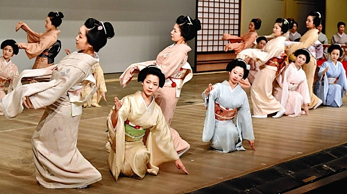 Maiko practice for the dance event in Kyoto Source: Takuya Yoshino