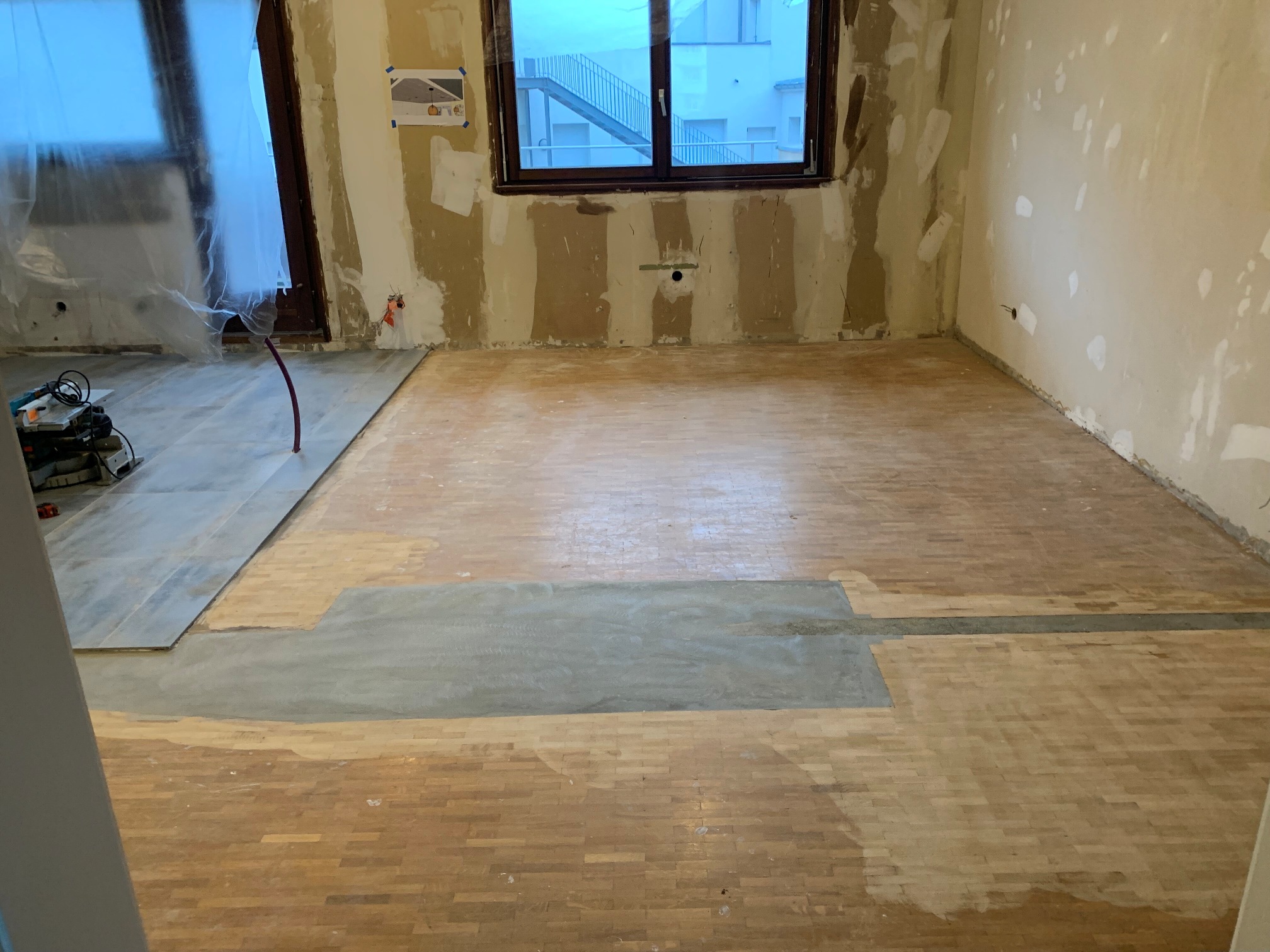 Préparation du sol avant pose du parquet avec enduit ragréage