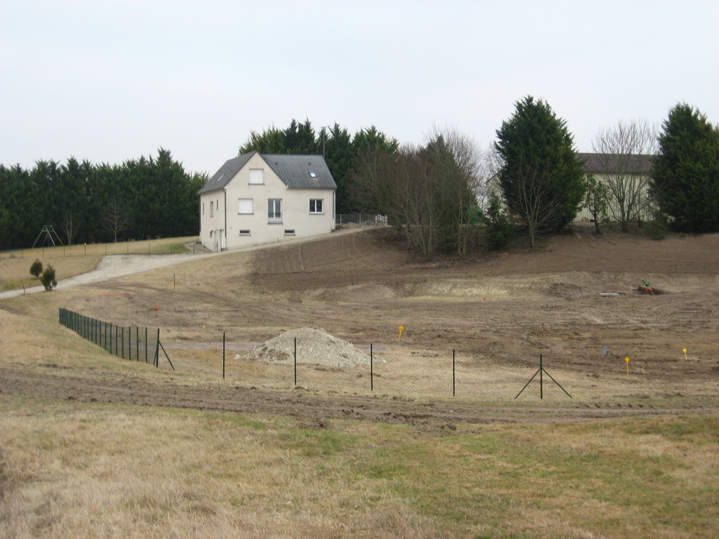 03/03 Terrain nivelé, grillage en cours de créalisation.