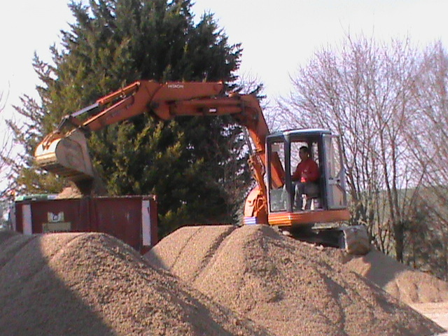 20/03/2012 Chargement du sable pour enmener sur le terrain