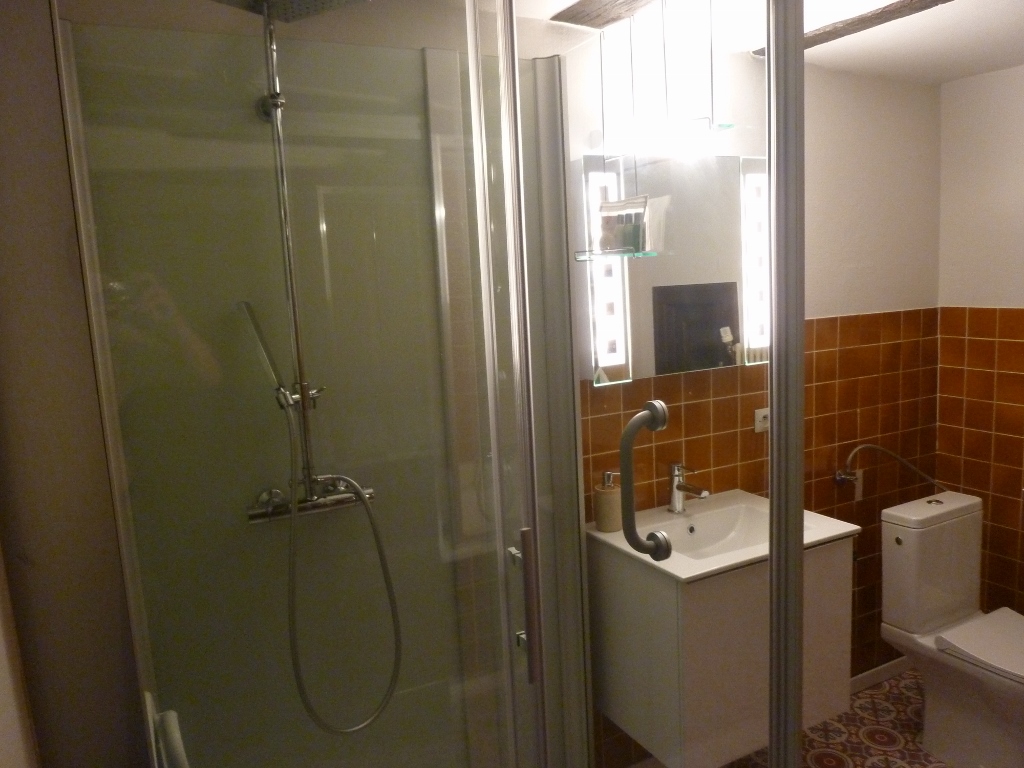 Salle de bains avec douche italienne / Bad mit venezianischer Dusche/Bathroom with venezian shower-bath