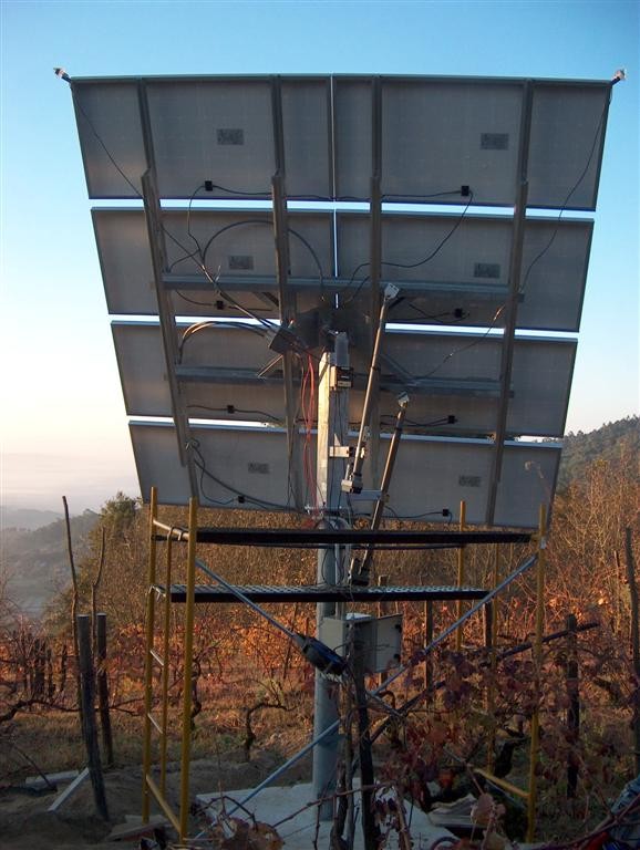 Tracker fertig bestückt mit 8 Modulen BP Solar und verkabelt (Rückansicht)