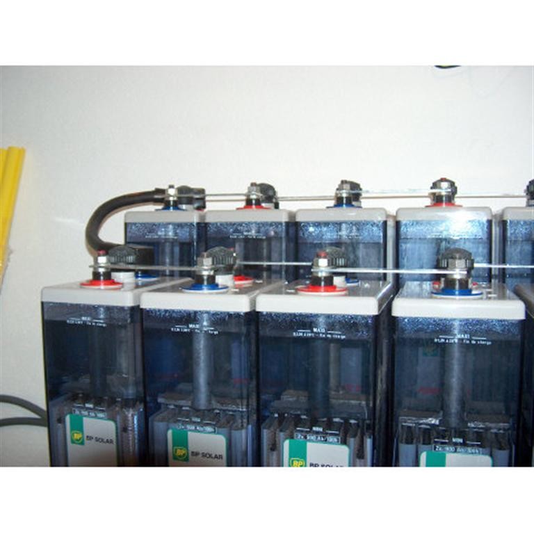 BP Solar Monoblocs (2V/985 Ah bei 100h) - Batteriebank mit 24V (nom.)