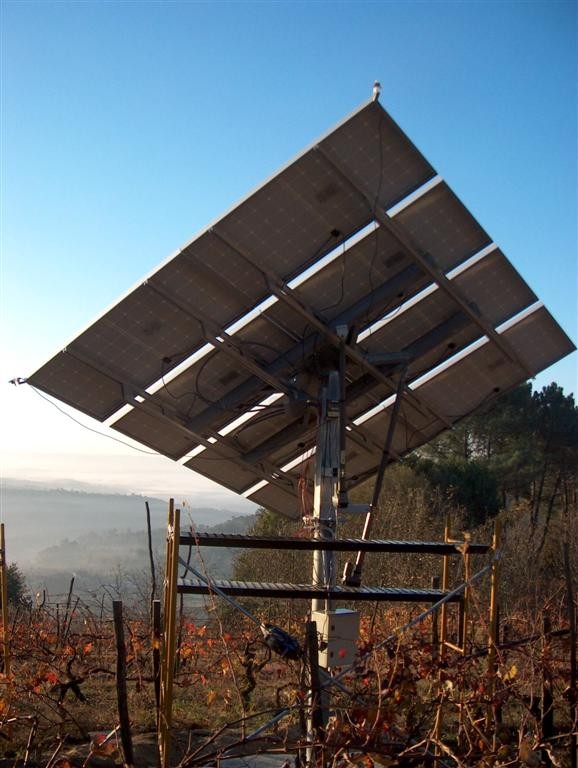 Tracker fertig bestückt mit 8 Modulen BP Solar und verkabelt (Rückansicht)