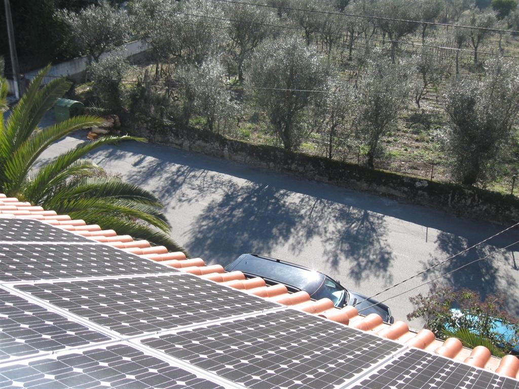 Blick vom Dach mit montierter Modulfläche (BP Solar-Module)