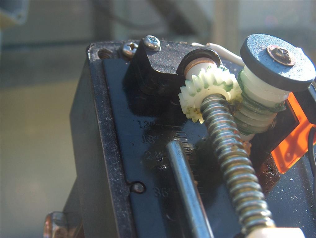 Blick hinter die Kulissen: Schutzkappe vom Stellmotor entfernt