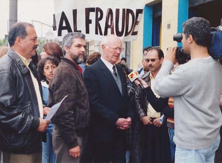 Celso Sotomarino, Raúl Madueño, Abelardo Valera, Silvia Velasquez, Victor Vergaray en protesta contra el fraude electoral.