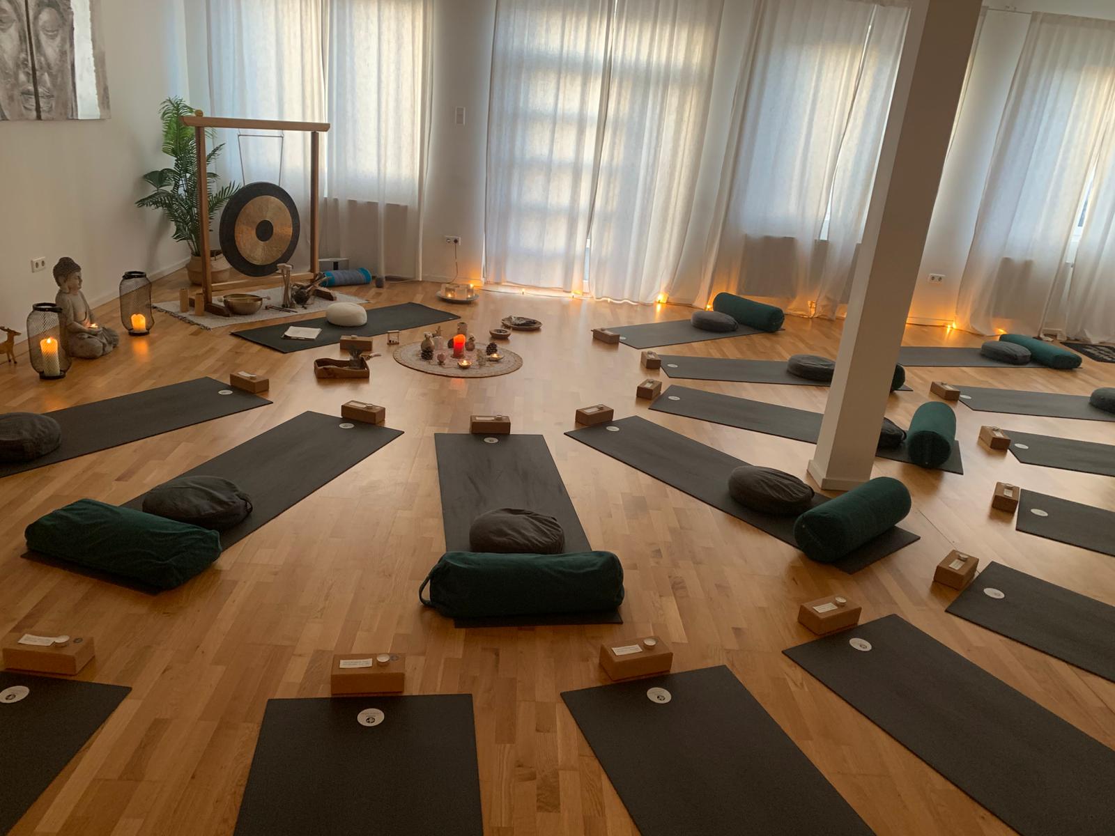 Yoga-Studio mit Yoga-Matten