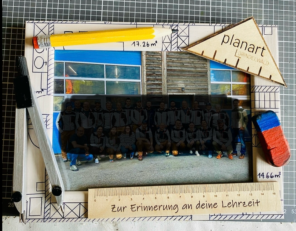 Zirkel, Radiergummi und Bleistift si Attrappe us Holz