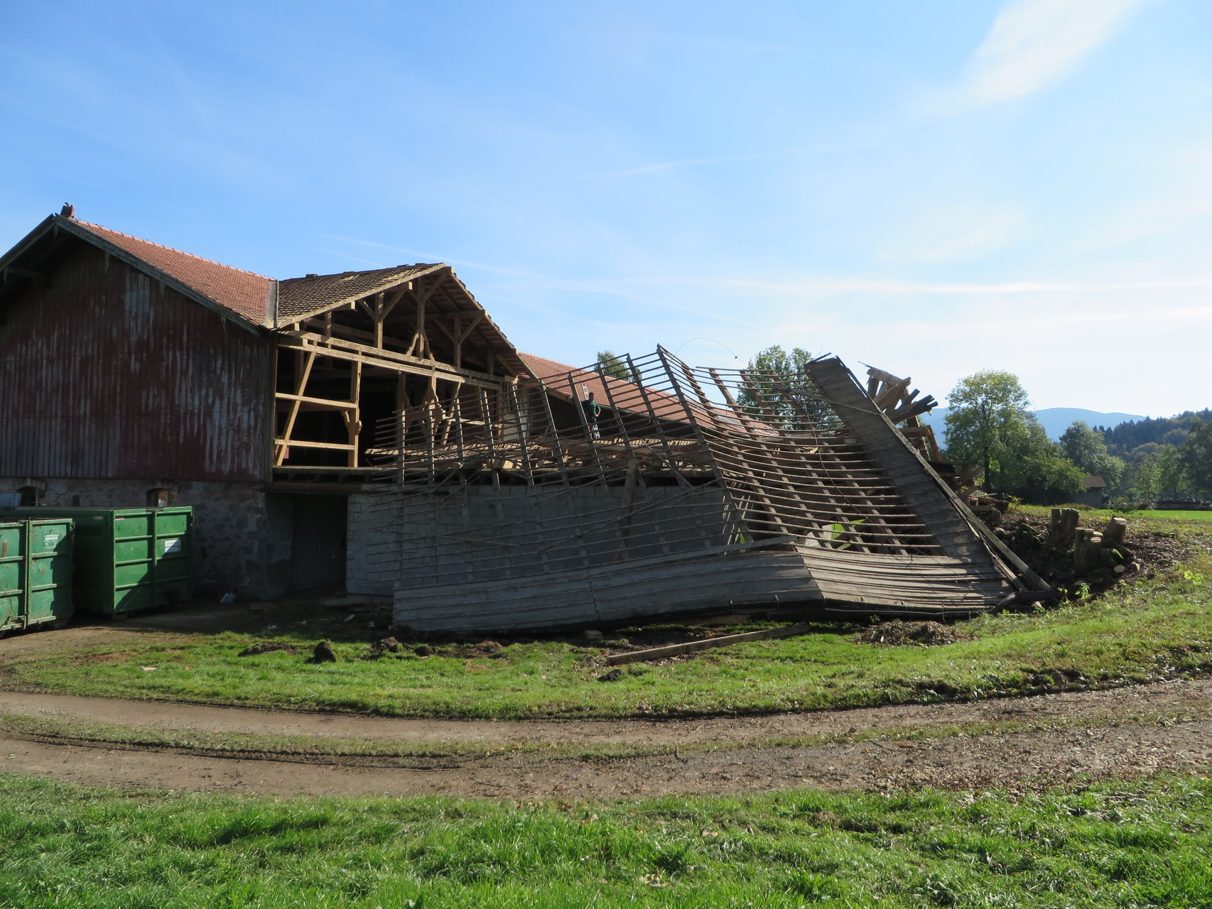 Abbruch eines landwirtschaftlichen Anwesens und Ersetzen mit Neubau in Massivholz