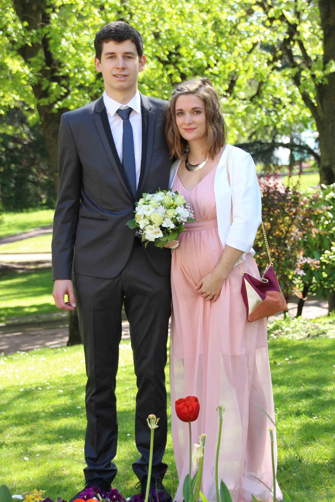 Robe taille empire en mousseline de soie rose poudré et veste blanche en crêpe de polyester envers satin.