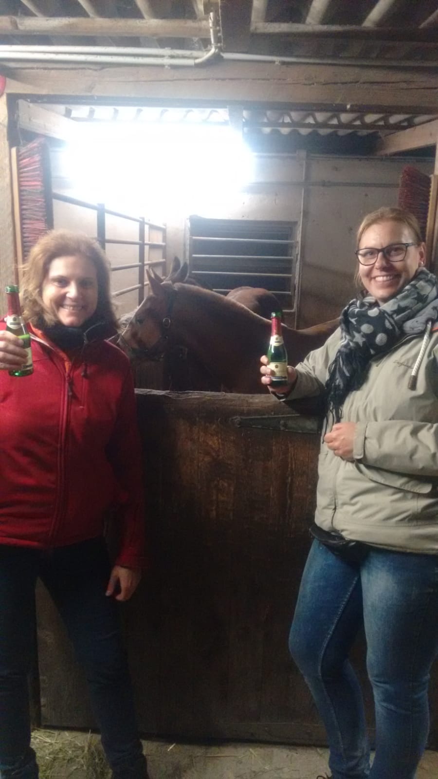 Glückliche Besitzerinnen nach einem aufregenden Tag ! Prost !🍾 