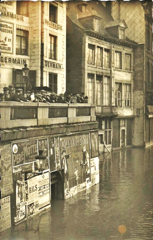 La façade de la Pharmacie Germain en 1926