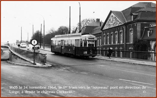 Le premier tram sur le pont neuf en 1964 et le chateau Cockerill à droite
