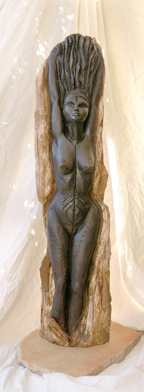 Racines, sculpture femme, terre patinée et pierre - collection privée