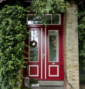 Rote Haustür aus Holz