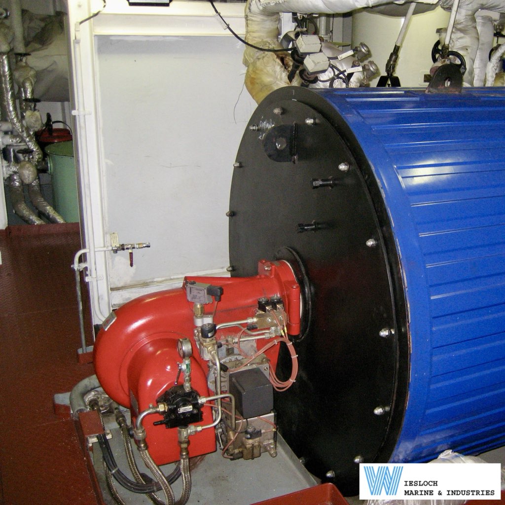 Weishaupt burner installed on a heater aboard a vessel, showing a Suntec TA fuel pump, Sauter pressure switch, Parker solenoid valves, Siemens SQM10 servomotor and oil hoses on the burner, as well as ATH and PT100 thermostats on the heater.
