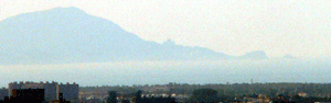 札幌JRタワーから見た高島岬とトド岩
