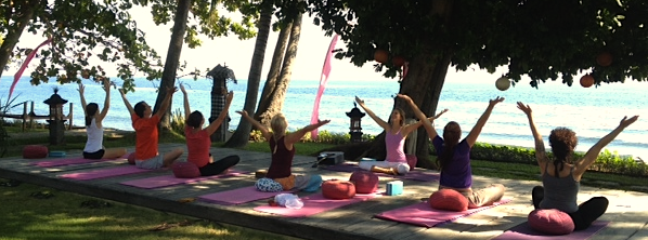 Bild von Melina mit Yogagruppe vor de Meer