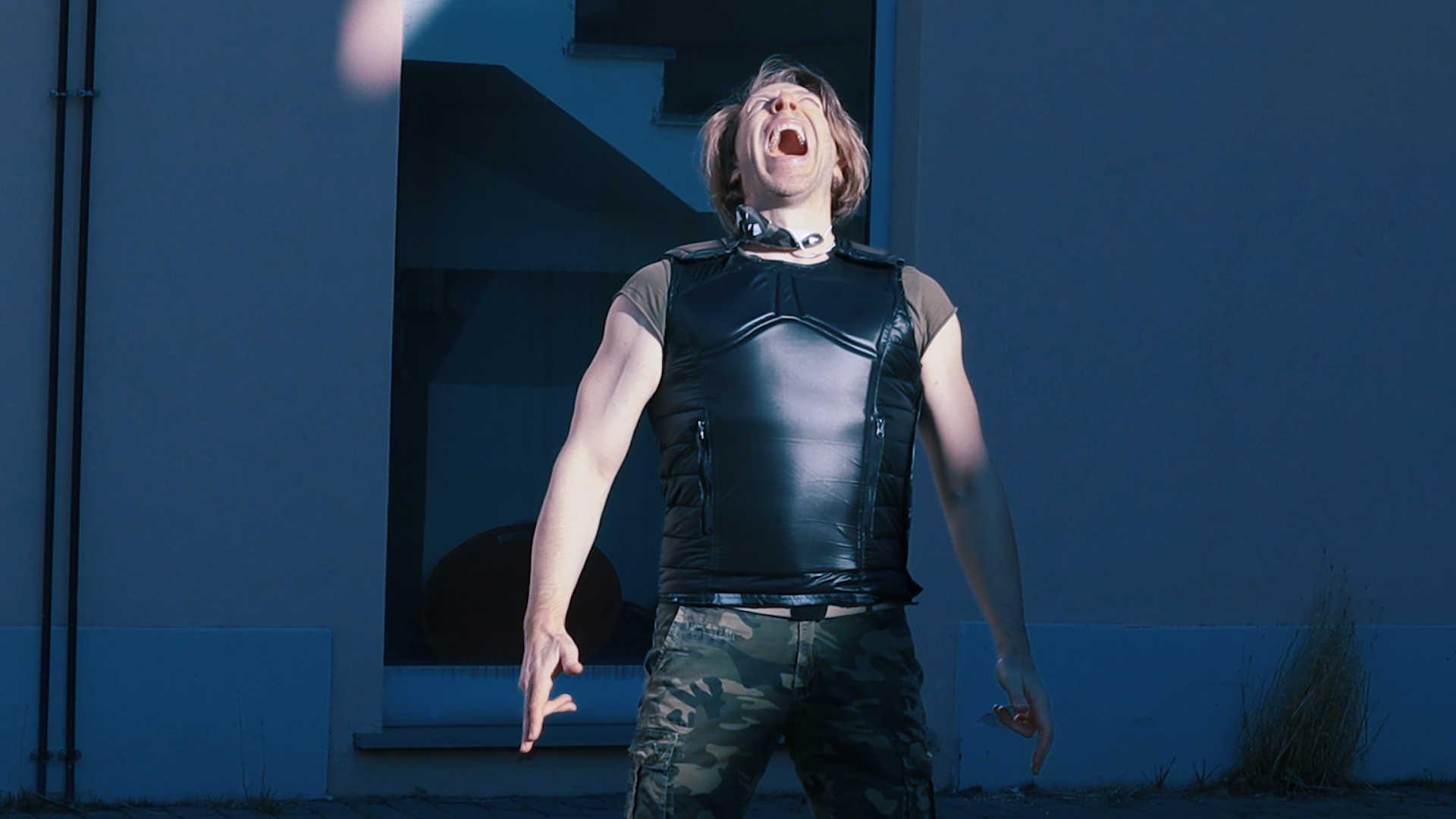 Ottaviano Blitch — videoclip di "I'm Afraid of Americans", reinterpretazione del brano di David Bowie, primo piano cinematografico, interpretazione intensa, actor musician performer, David Bowie song cover, Brian Eno 03