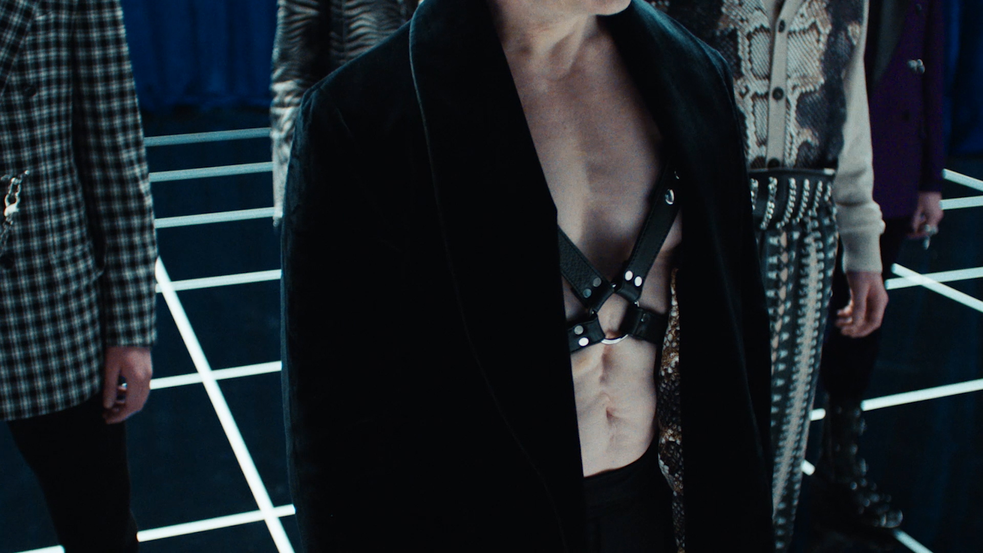 Ottaviano Blitch — campagna Roberto Cavalli, sfilata cinematografica in passerella, styling couture, presenza scenica, actor and performer, Roberto Cavalli fashion campaign, cinematic runway scene, editorial couture styling — 06