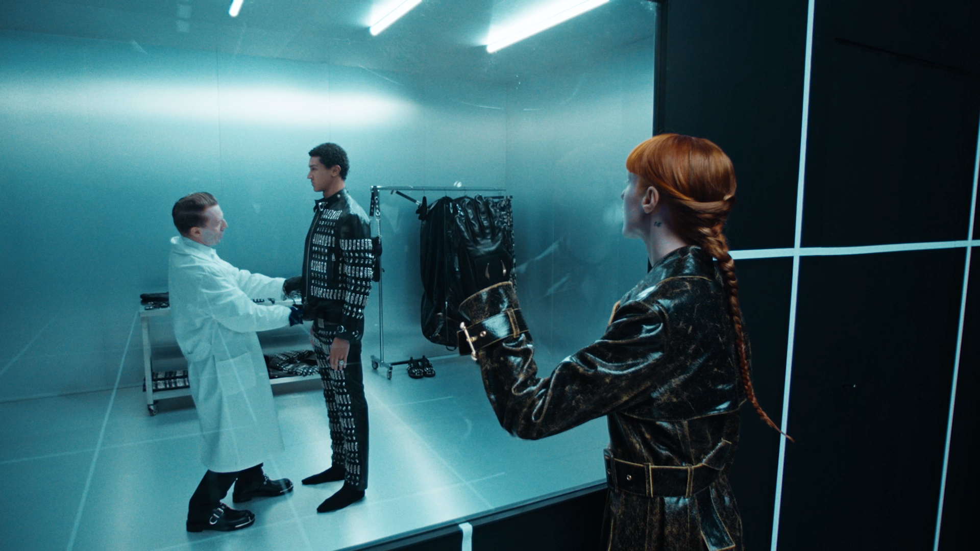Ottaviano Blitch — campagna Roberto Cavalli, sfilata cinematografica in passerella, styling couture, presenza scenica, actor and performer, Roberto Cavalli fashion campaign, cinematic runway scene, editorial couture styling — 08