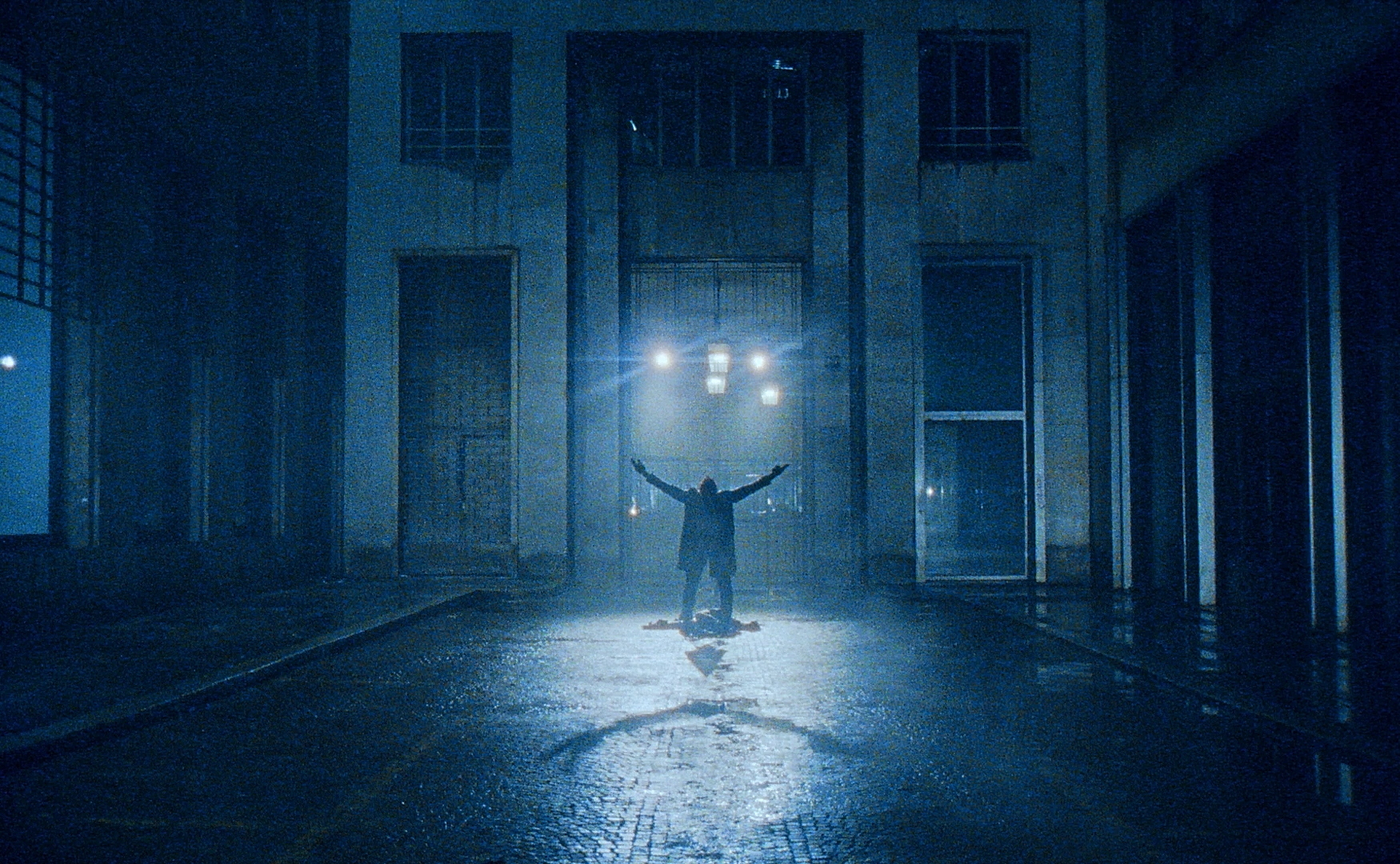 Ottaviano Blitch in La notte di Evelyn di Tommaso Ottomano — figura in campo largo, trench nero, atmosfera horror anni '80, lead actor, cinematic wide shot, Italian horror — 03