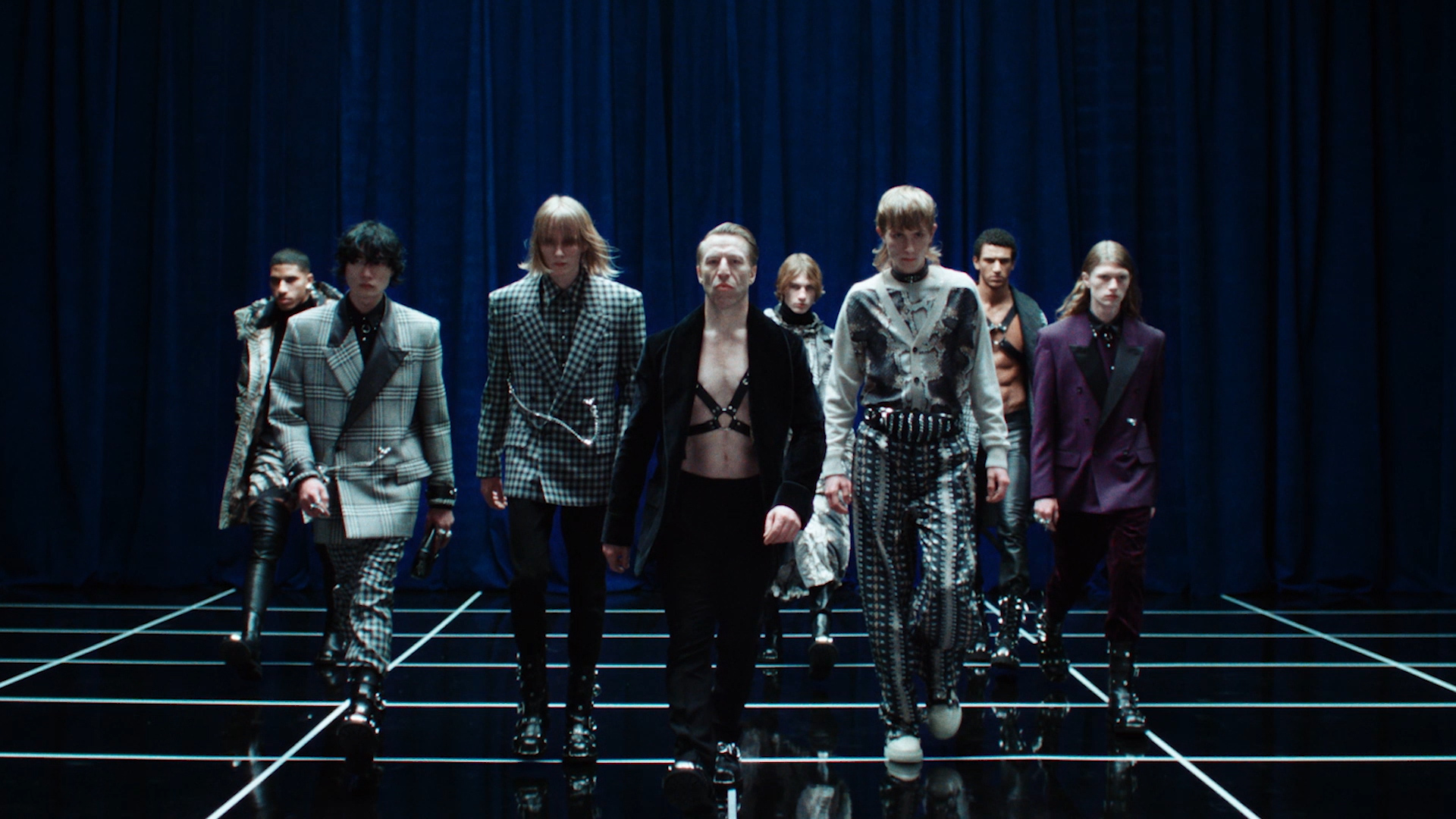 Ottaviano Blitch — campagna Roberto Cavalli, sfilata cinematografica in passerella, styling couture, presenza scenica, actor and performer, Roberto Cavalli fashion campaign, cinematic runway scene, editorial couture styling — 02