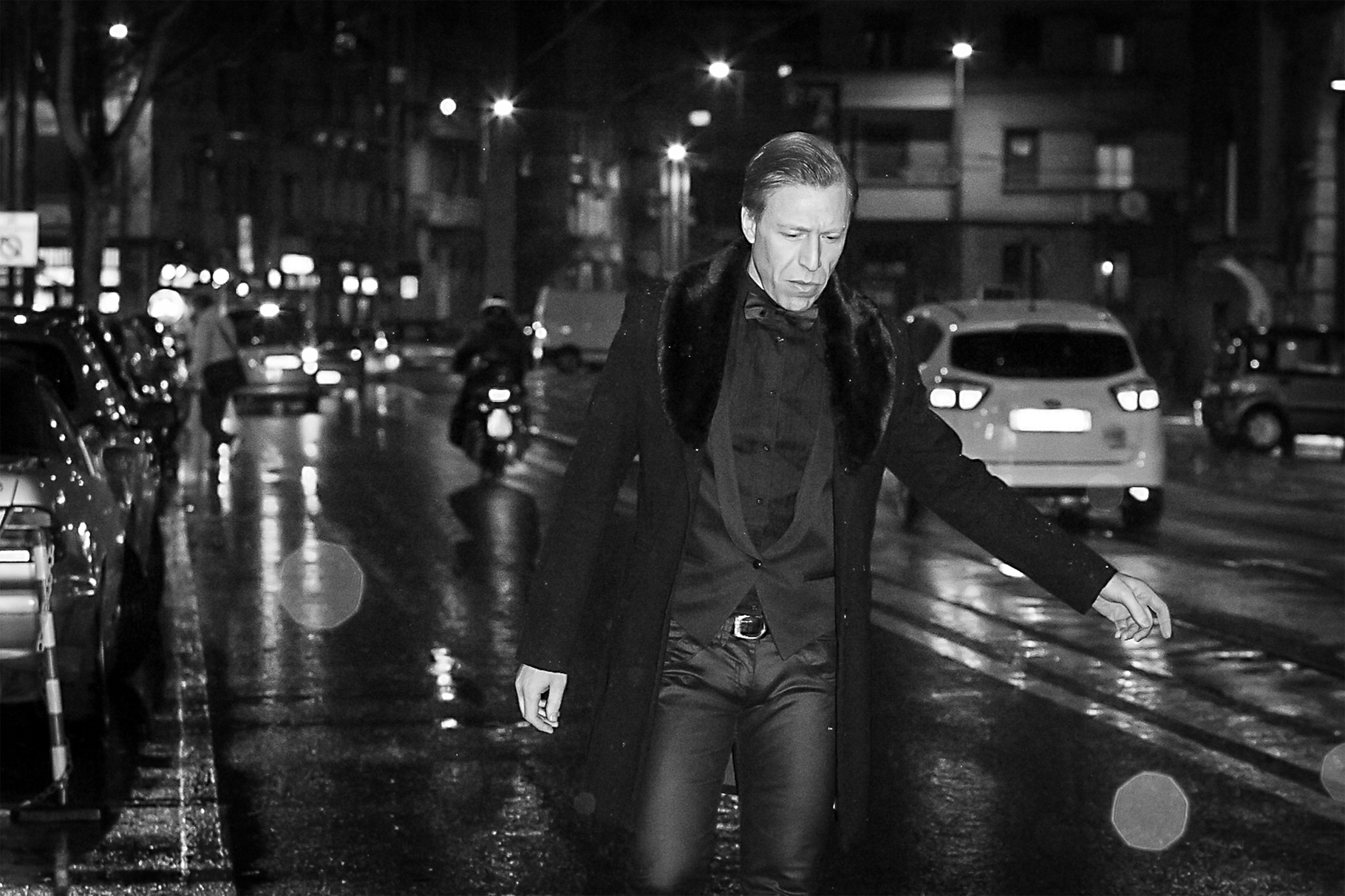Ottaviano Blitch, Italian actor and performer, black and white urban night portrait on a city street, attore performer italiano ritratto urbano notturno